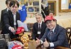 日本贸易谈判代表头戴“MAGA”帽竖起大拇指